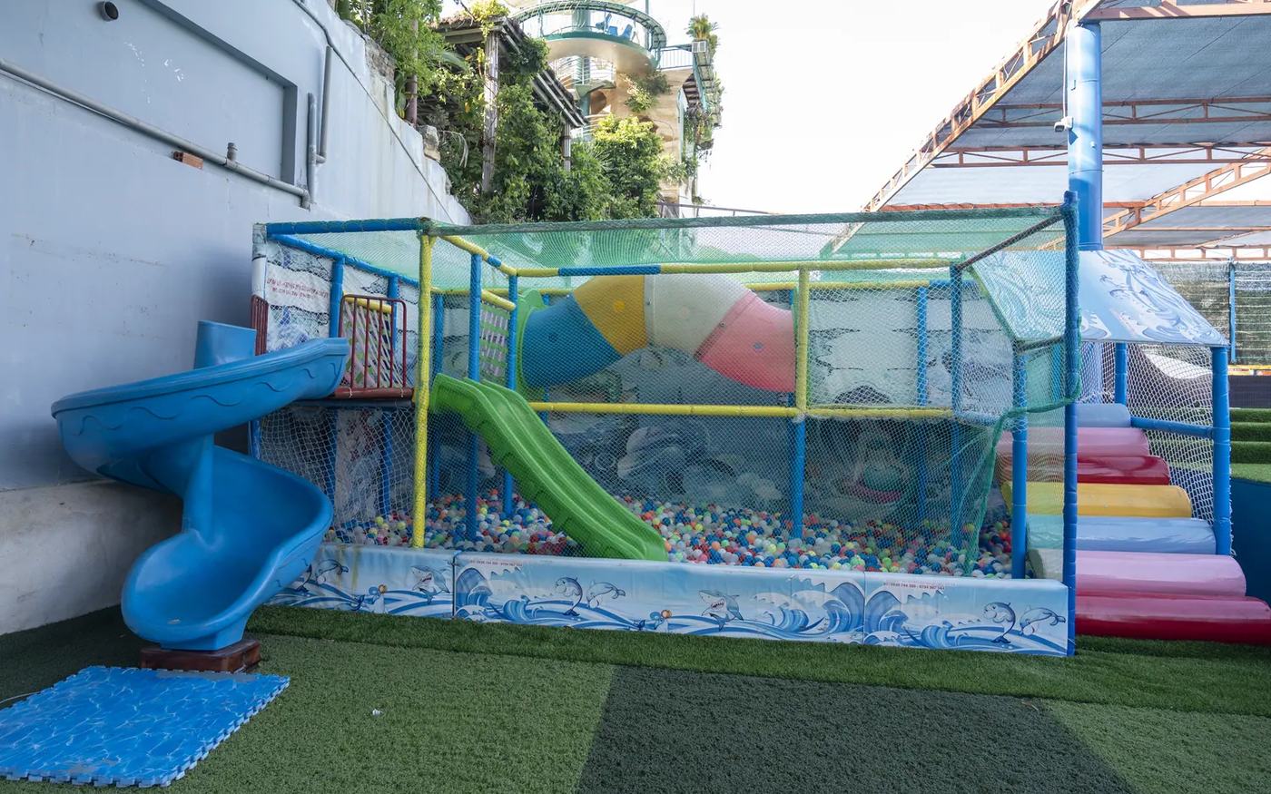 Бассейны и игровая зона KOI Garden